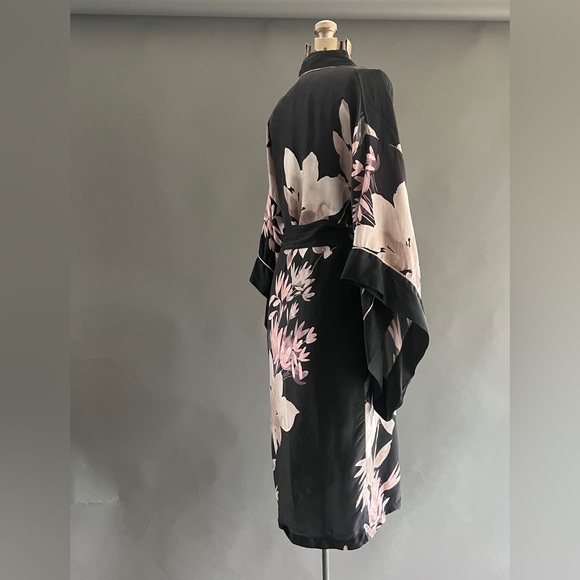 Natori Silk Kimono - Picture 7 of 9